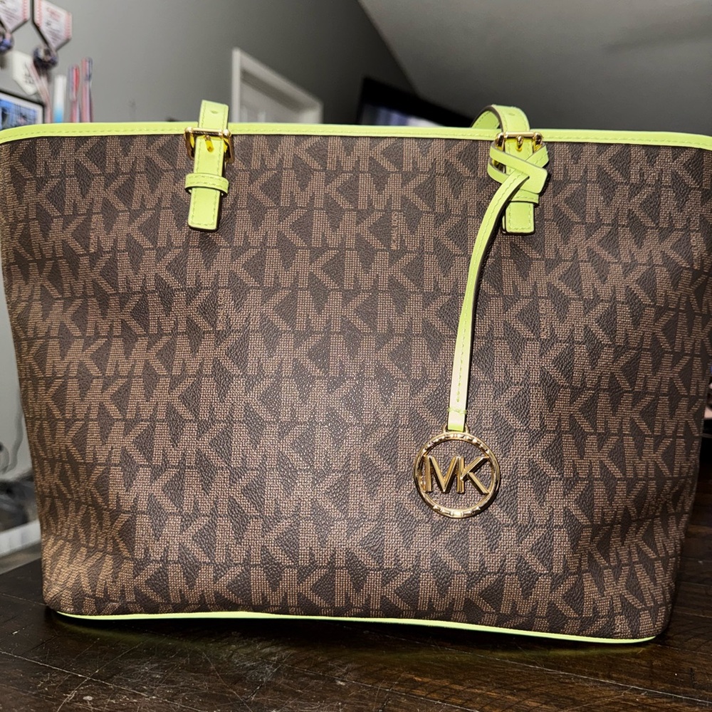 Michael Kors Jet Set Charm Signature Zip Tote with green